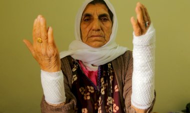 الأمن التركي يعتدي بالضرب على عجوز تسعينية