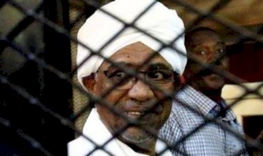 عام على عَزْل البشير.. ماذا تحقَّق داخل السودان؟