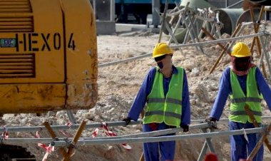 الأزمات تطيح بقطر... كورونا تنذر بتوقف العمال في مشروعات المونديال