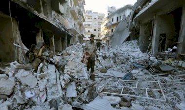 ويلات الحرب.. السوريون يأكلون مع الحيوانات من القمامة