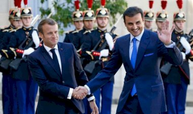 نفاق تميم.. يقاطع المنتجات الفرنسية.. ويطلب دعم ضحايا الإرهاب سرا