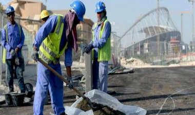 كورونا تفتك بالعمال في قطر.. وفيات وإصابات وسط صمت وإهمال الحكومة