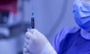 تناقض السلطة الفلسطينية.. ترفض مساعدات الإمارات وتقبل اللقاح الإسرائيلي!