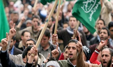 بعد واقعة الاعتداء على الأمن في المطار.. هل بات يهدد الإخوان تونس بالعنف والفوضى رسميا؟