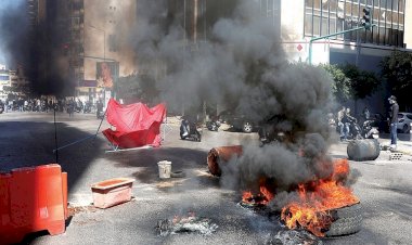 قطع الطرق وإشعال الإطارات..  كيف عبر اللبنانيون والعراقيون عن أوجاعهم؟