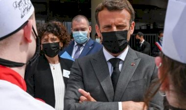 صفعه على وجهه.. مواطن فرنسي يعتدي على ماكرون بزيارته جنوب شرقي فرنسا