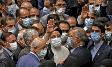 المونيتور: حفل تنصيب رئيسي يكشف انقسامات حادة في مؤسسة الحكم الإيرانية