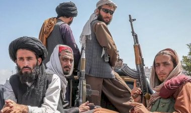 عناصر طالبان يقتحمون منازل الأفغان بالأسلحة والرشاشات