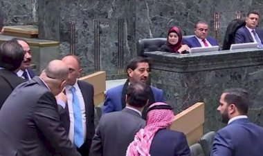 فوضى واشتباك لفظي وعراك بالأيدي.. ماذا يحدث في البرلمان الأردني؟
