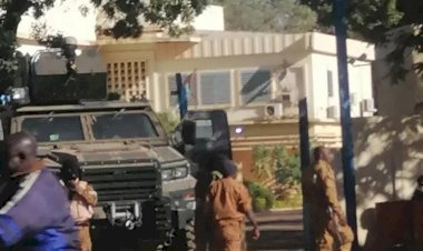 توتُّر عسكري واحتجاز الرئيس.. هل تشهد بوركينا فاسو انقلابًا عسكريًا؟