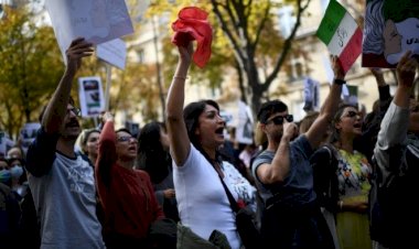 تكتيك إيراني أم قرار.. تقرير يكشف حقيقة إلغاء شرطة الأخلاق الإيرانية