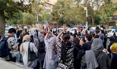 الملالي يواجه الاحتجاجات بـ التحرش الجنسي.. معارض إيراني يكشف التفاصيل