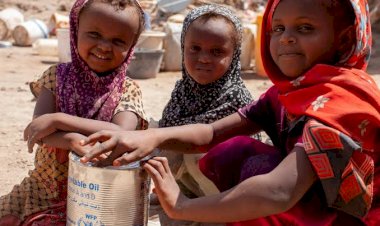 مأساة جديدة.. برنامج الأغذية العالمي يعطي النازحين في مأرب عبوات غذائية أخف وزناً