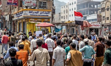 تفاقُم سوء الأوضاع المعيشية في اليمن.. يمنيون ينكوون بنار الحوثي الإرهابية