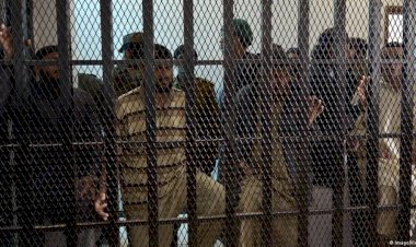 سجون الحوثي.. غسيل أدمغة المساجين مقابل العفو.. ما الجديد؟