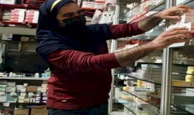 رجال إيرانيون بالحجاب.. السخرية من قرار يلزم العاملات بالصيدليات بارتدائه أثناء العمل