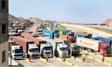 تكدس مئات الشاحنات في منفذ البطحاء.. الأزمة قائمة دون حلول