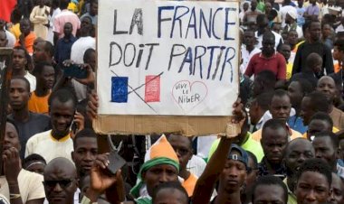 فاينانشال تايمز: النيجر مقبرة السياسة الفرنسية في منطقة الساحل الإفريقي