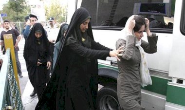 تكرار أزمة مهساء أميني.. الشرطة الإيرانية تعتدي على فتاة بالضرب بسبب الحجاب
