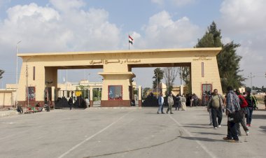 دخول المساعدات وضربة بالخطأ لإسرائيل.. ماذا يحدث على الحدود المصرية الفلسطينية؟