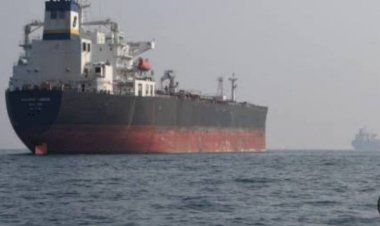 هجمات الحوثي على السفن تهدد حركة الملاحة في البحر الأحمر.. ما تداعيات ذلك؟