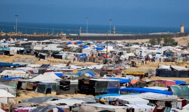 ظروف مهينة للإنسانية.. معاناة المدنيين في مخيمات غزة لا تلقى آذانًا صاغية