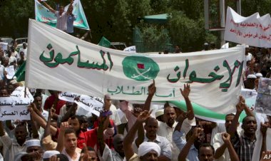 كاتب سوداني: قيادات الإخوان يعطلون أي جهود لإنهاء الحرب