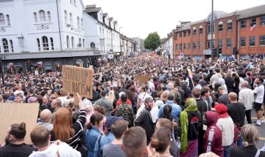 بعد ليلة سلمية.. هل فشل اليمين المتطرف ببريطانيا في إثارة الفوضى والكراهية ضد المسلمين؟