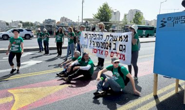 إسرائيليون غاضبون يرشقون صورة لنتنياهو وحكومته بالطماطم بأحد الحدائق