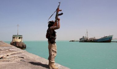 محلل يمني يكشف تداعيات استهداف الحوثي للملاحة الدولية