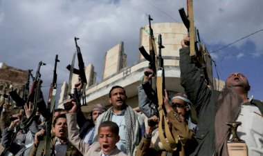 اليمن يشتعل.. غارات أمريكية وهجمات حوثية تُشعل فتيل التصعيد