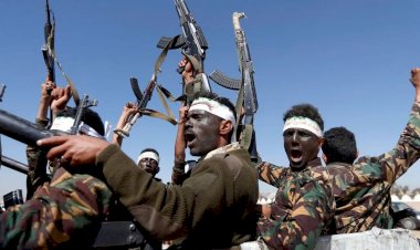 البحر الأحمر يشتعل.. الحوثيون يعلنون اشتباكات مباشرة مع البحرية الأميركية