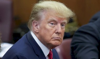 اتصال مفاجئ من الكونغرس وترامب يُغلق الهاتف.. ماذا حدث أمام الكاميرات؟