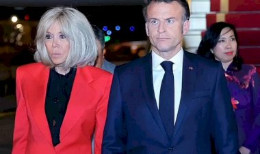 مشاجرة على متن الطائرة الرئاسية.. تفاصيل صفع الرئيس الفرنسي من زوجته