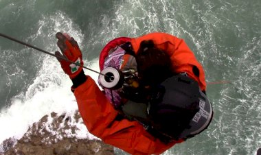 إنقاذ عائلة جزائرية علقت على صخرة بحرية