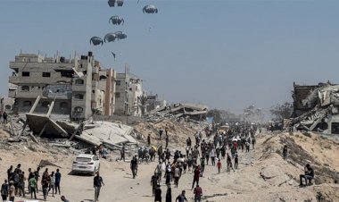 مشاهد إنسانية مؤثرة.. مساعدات إماراتية تتساقط من السماء فوق غزة