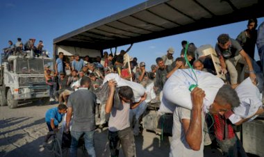 الدم والدقيق في غزة.. قوافل الأمم المتحدة تُنهب تحت وابل الرصاص