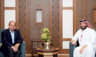 ولي العهد السعودي الأمير محمد بن سلمان في مقدمة مستقبلي عبد الفتاح السيسي لدى وصوله مطار خليج نيوم