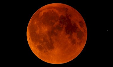 القمر الدامي يزين السماء الأحد في خسوف كلي نادر