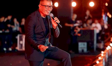 عمرو دياب يتألق في حفل خاص بسفح الأهرامات