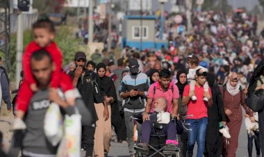 معاناة لا تنتهي.. أنقاض وركام ومياه صرف صحي تحاصر أطفال غزة