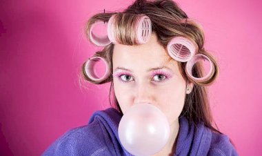 تفسير حلم تشابك اللبان في الشعر: رمز للتعلق والتشتت العاطفي