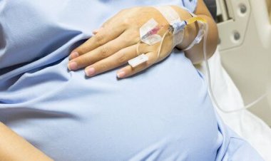 طريقة النوم الصحيحة بعد الولادة القيصرية.. نصائح للراحة والتعافي