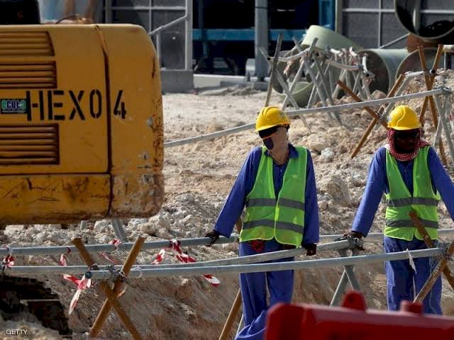 الأزمات تطيح بقطر... كورونا تنذر بتوقف العمال في مشروعات المونديال