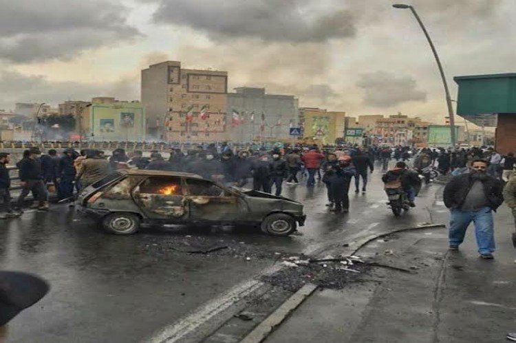 الإيرانيون يتحدون القمع ويكشفون للعالم عن جحيم نظام الملالي