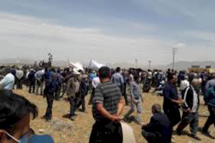 من حرق المخيمات لاقتلاع العيون.. إيران تفتك بمزارعي أصفهان