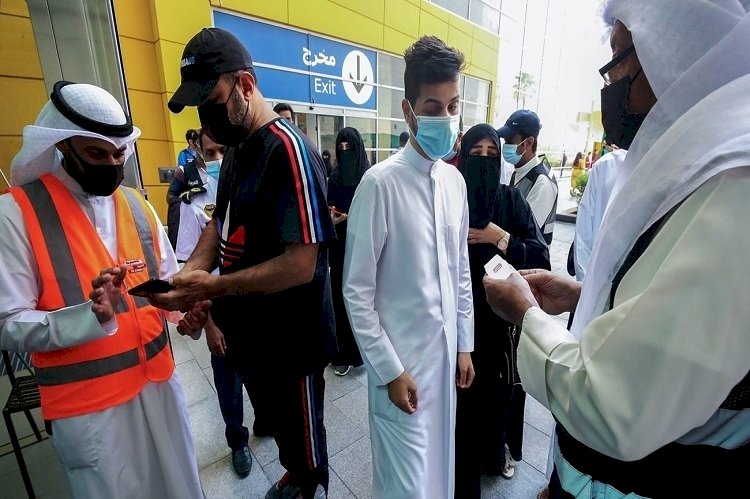 تزايُد مخيف في إصابات كورونا بالدوحة وأوميكرون يزيد معاناة الشعب.. إلى أين تصل قطر؟