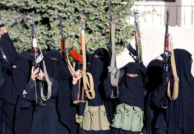 لنشر الجرائم والانتهاكات.. الحوثي تنشر زينيبات إرهابية لإشعال الفوضى باليمن