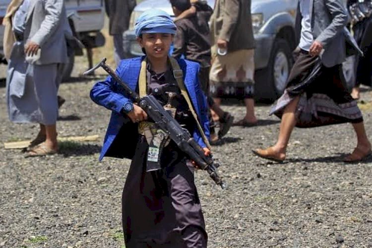 بعد الإفراج عن معتقل أجنبي.. هل تسعى ميليشيا الحوثي للمساومة بأوراق السجناء؟