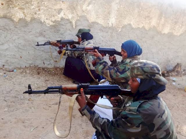 الصومال.. بـ الكلاشينكوف نساء قررن تحرير أنفسهن من إرهاب حركة الشباب